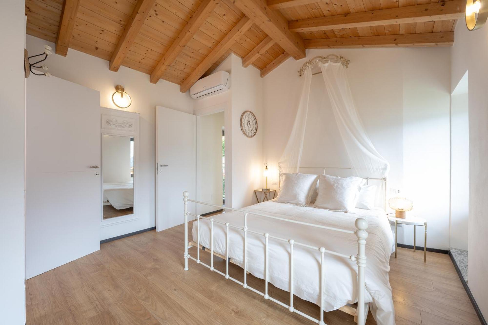 Lora Villa, With Lake View Оссуччо Экстерьер фото